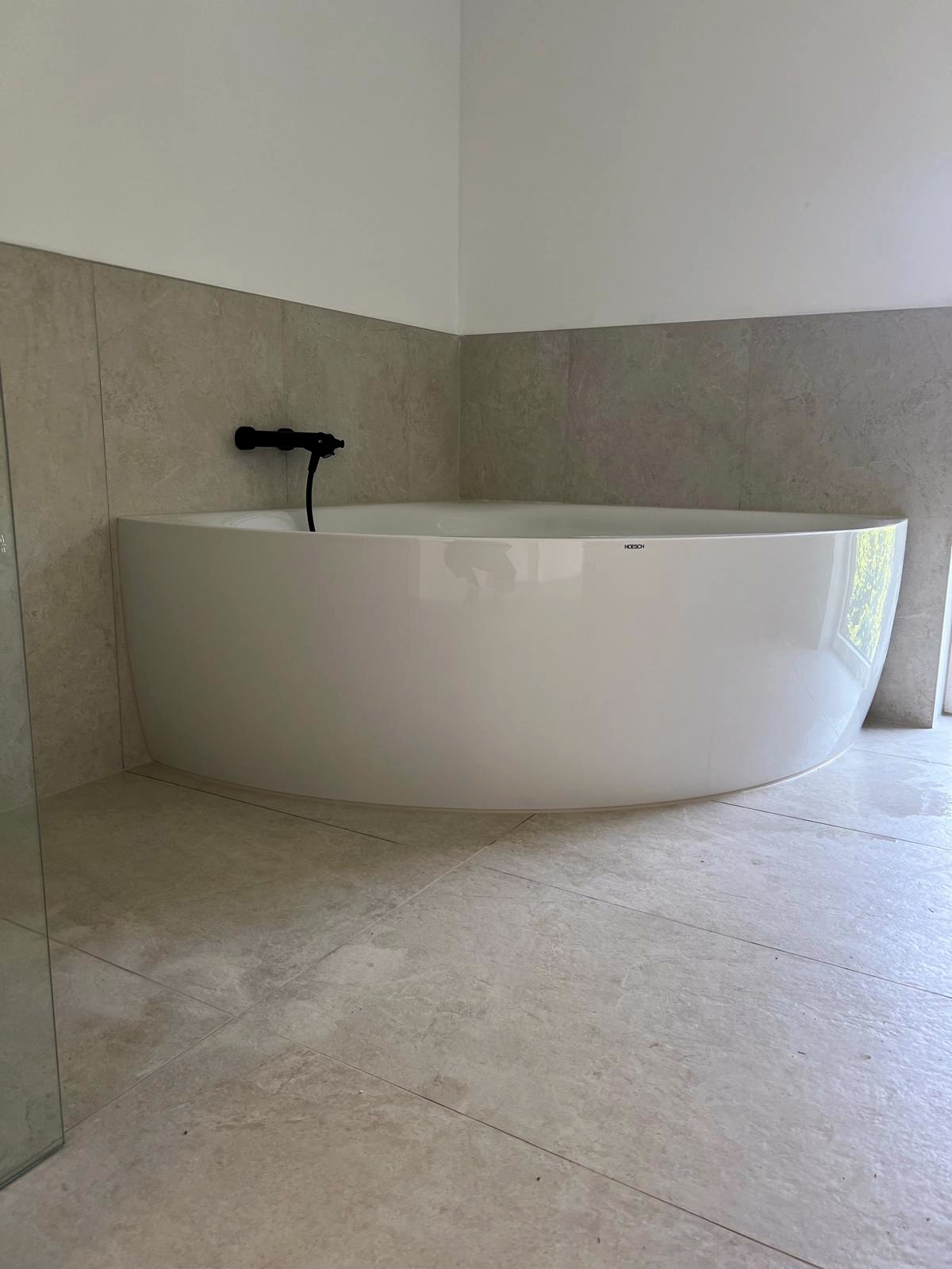 Eckbadewanne in heller Steinoptik