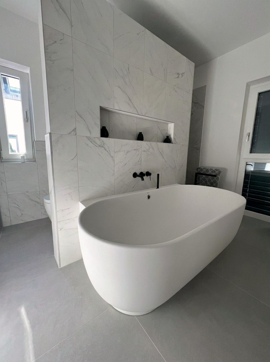 Bad mit Marmoroptik und freistehender Wanne