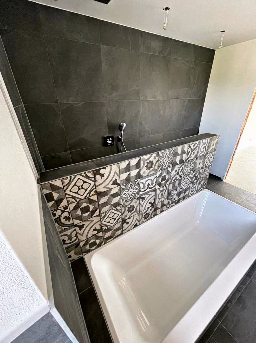 Badewanne mit anthrazit Großformat und Zementfliesen