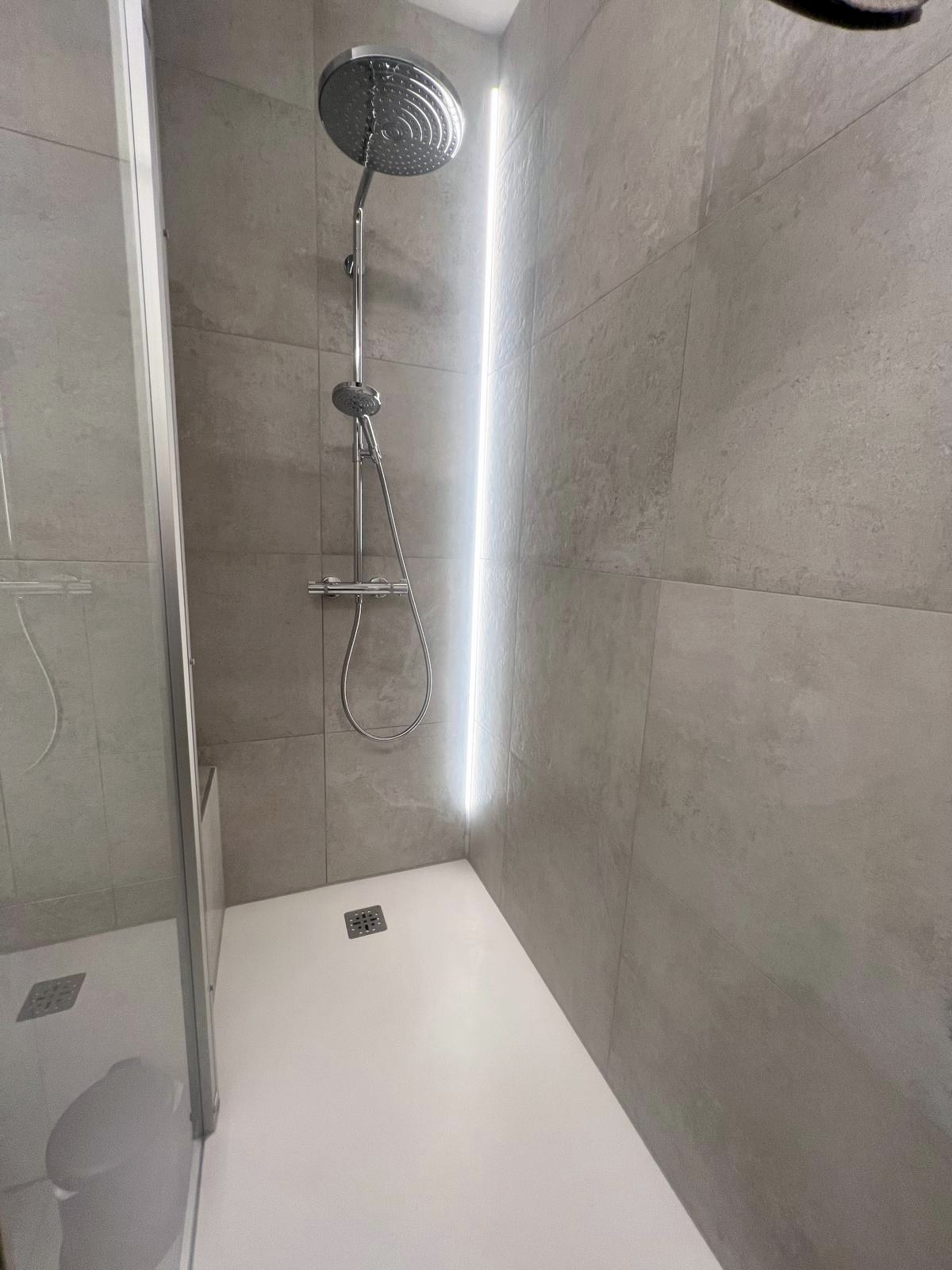 Walk-in-Dusche mit LED-Lichtfuge in Betonoptik