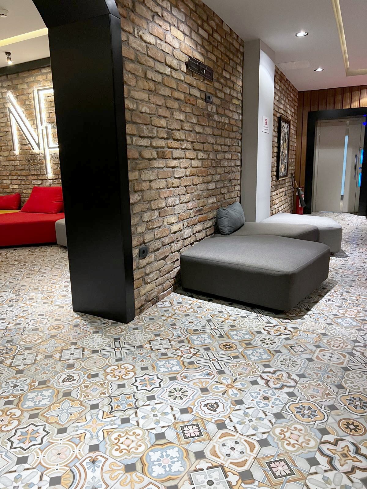 Lobby mit Backsteinwand und Zementfliesen-Boden