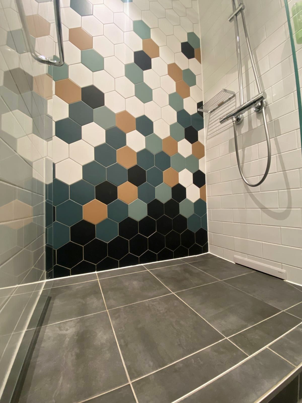 Dusche mit farbigen Hexagon-Fliesen