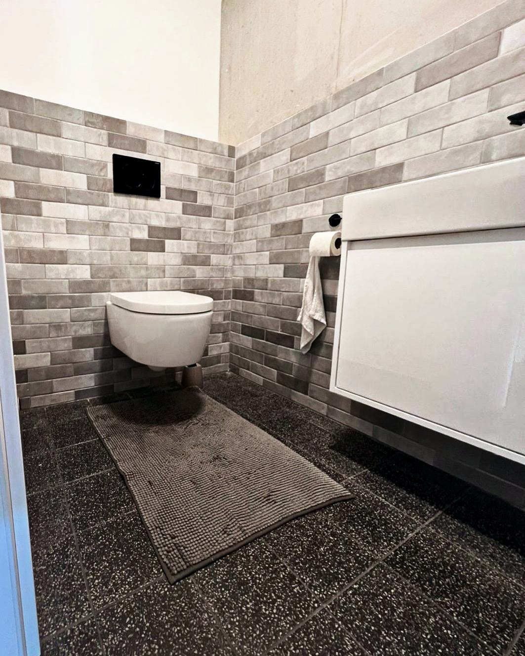 Gäste-WC mit Zementfliesen-Mix und Metro-Fliesen