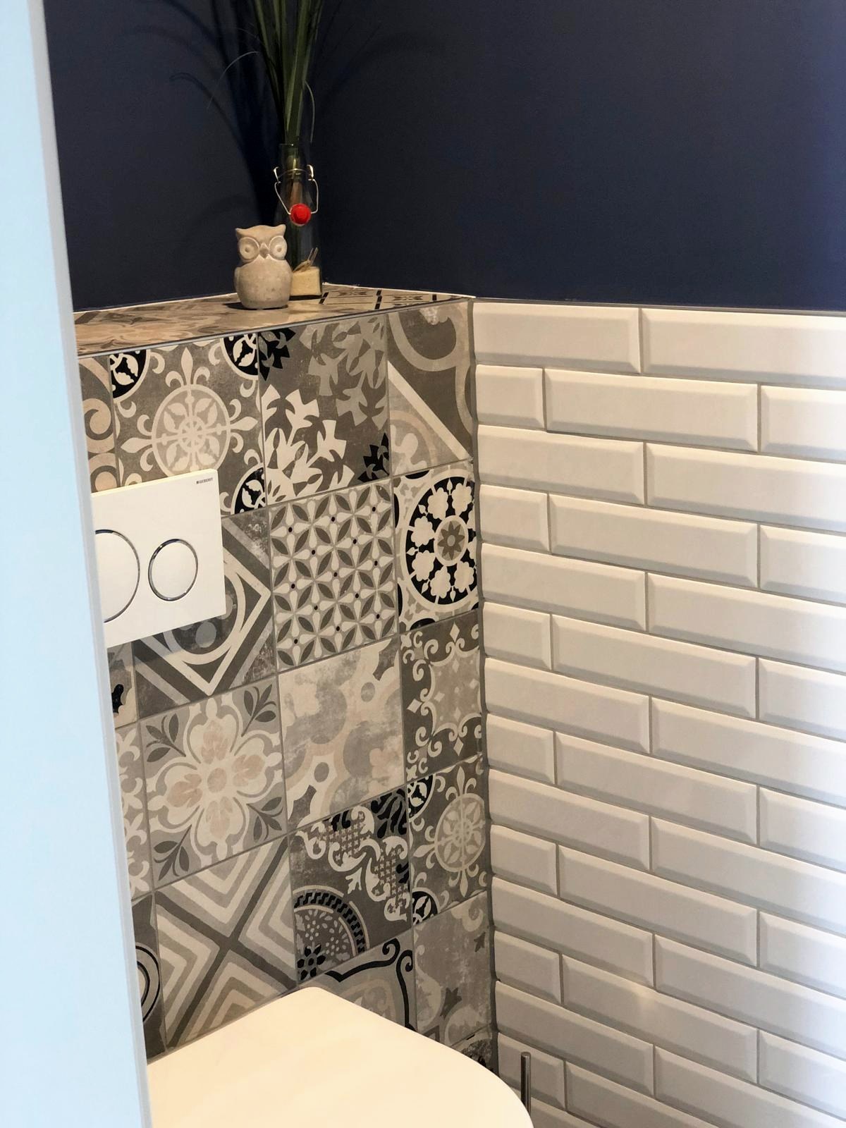 Gäste-WC mit Waschtisch auf Eiche und Steinoptik