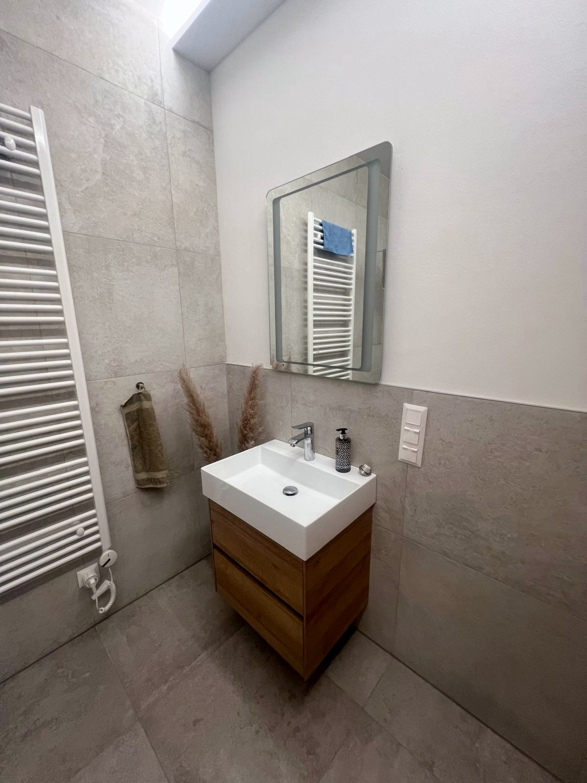 Bad mit Walk-in-Dusche und schwebendem Waschtisch